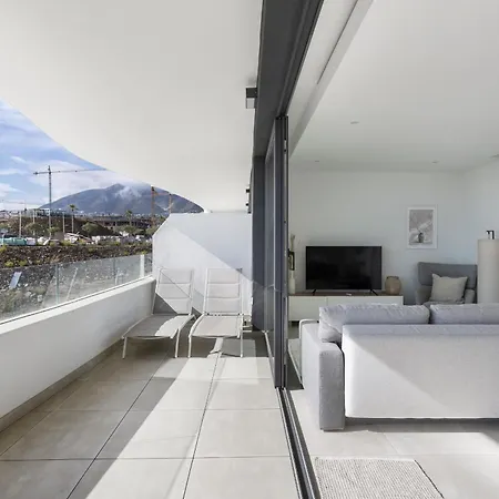 Elegant Luxury With Terrace In Higueron Apartment