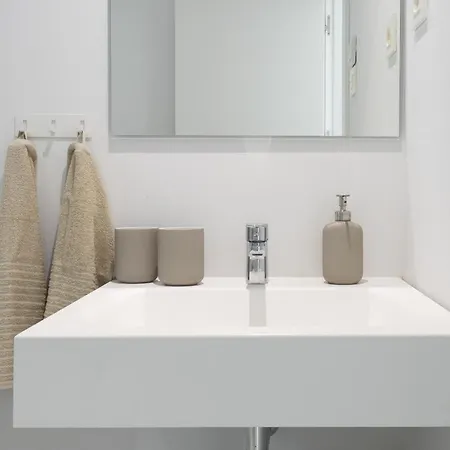 Elegant Luxury With Terrace In Higueron Apartment
