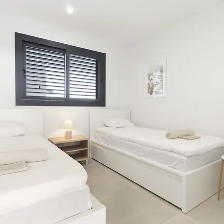 Elegant Luxury With Terrace In Higueron Apartment